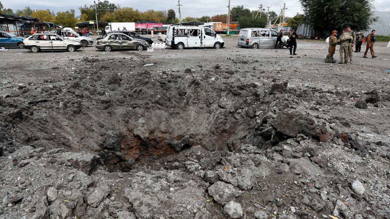 Zona bombardeada en Zaporiyia este viernes, un ataque que ha dejado más de 20 muertos
