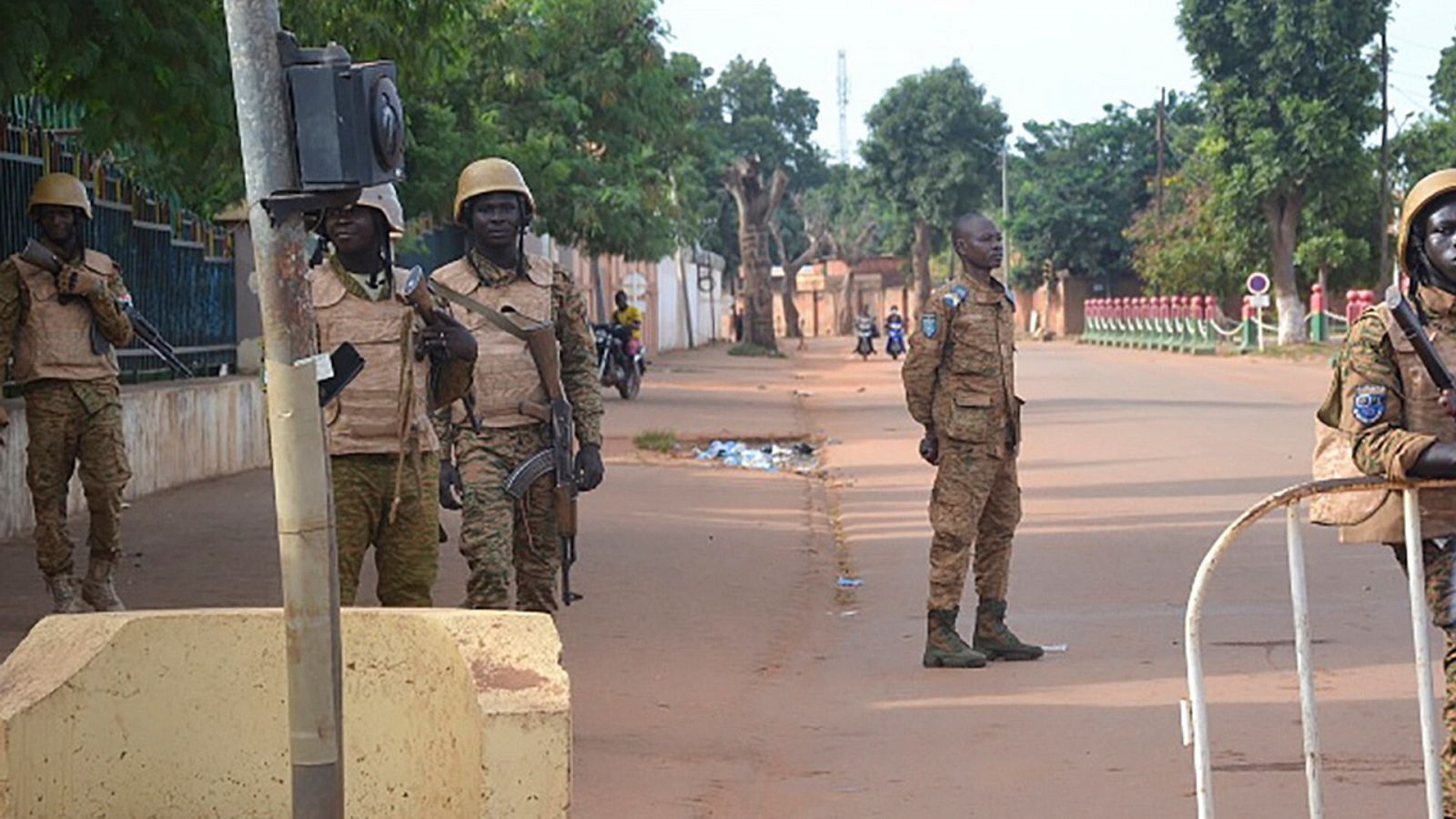 Militares en una calle de Uagadugú, la capital de Burkina Faso.