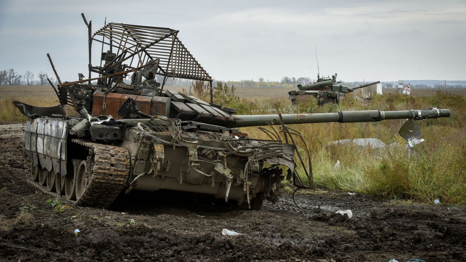 Un tanque ruso destrozado en la región ucraniana de Járkov