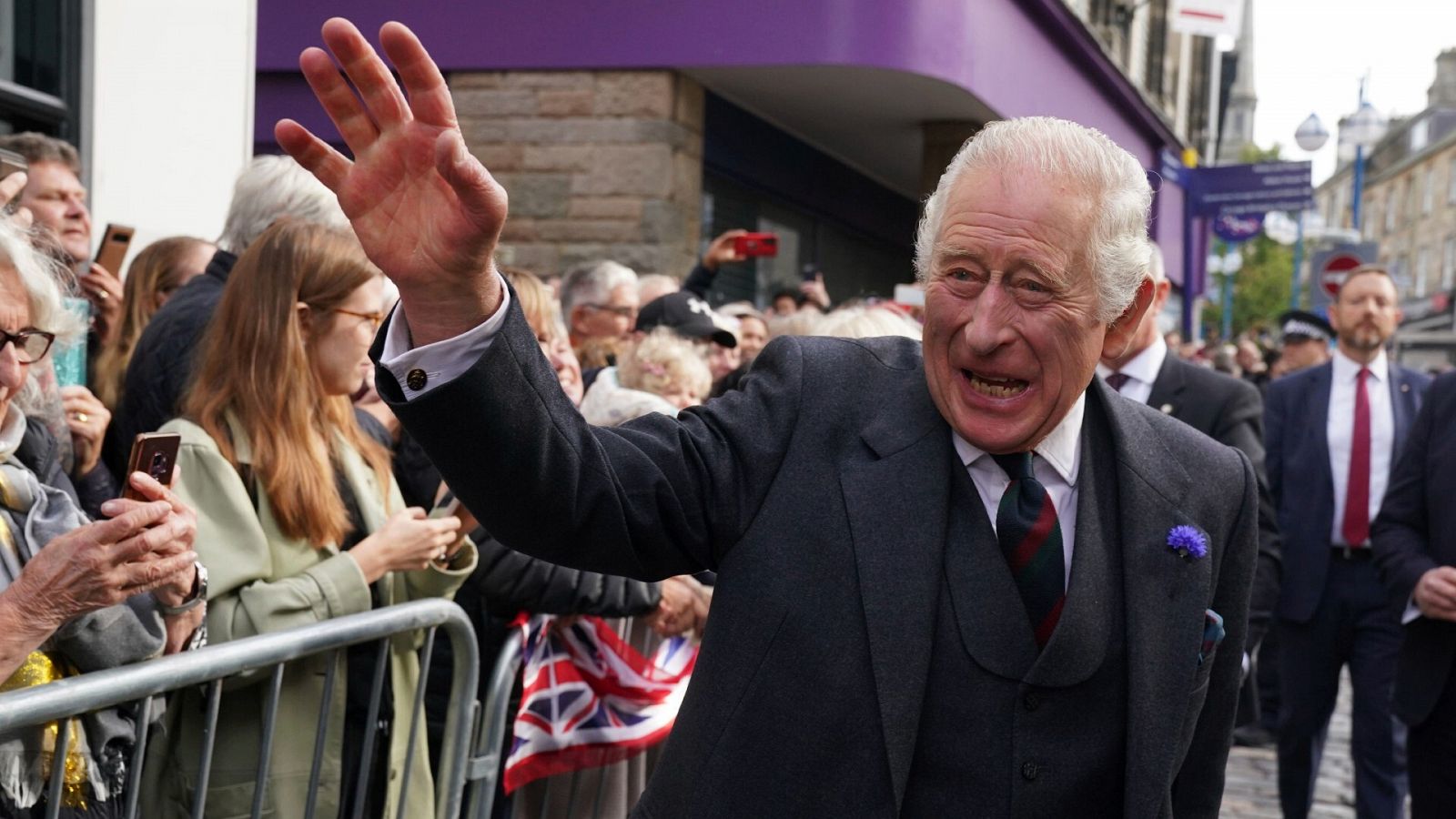 El rey Carlos III de Inglaterra en Dunfermline, en el centro de Escocia