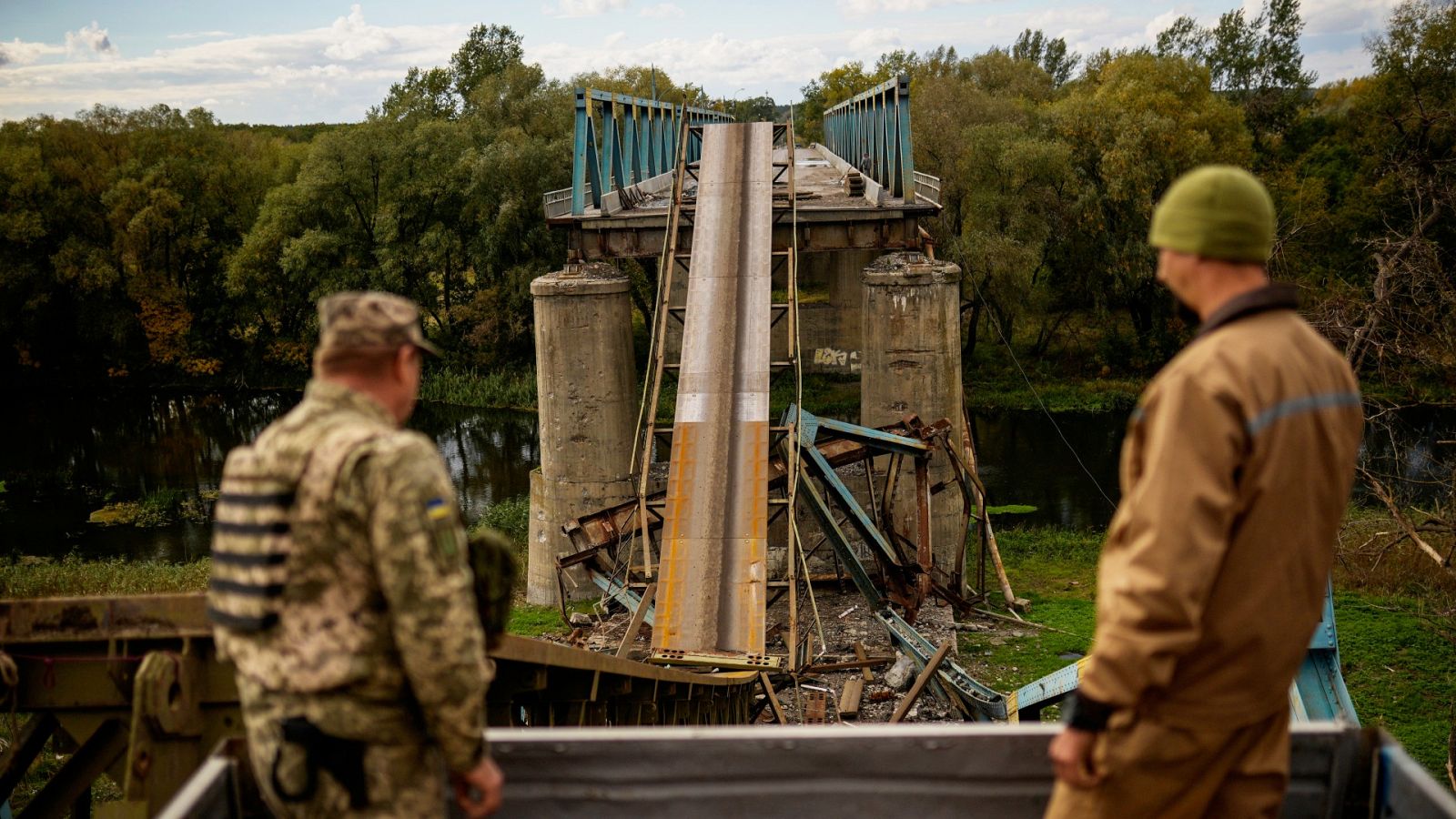 Soldados ucranianos trabajan en un puente dañado durante los combates con las tropas rusas en Izium
