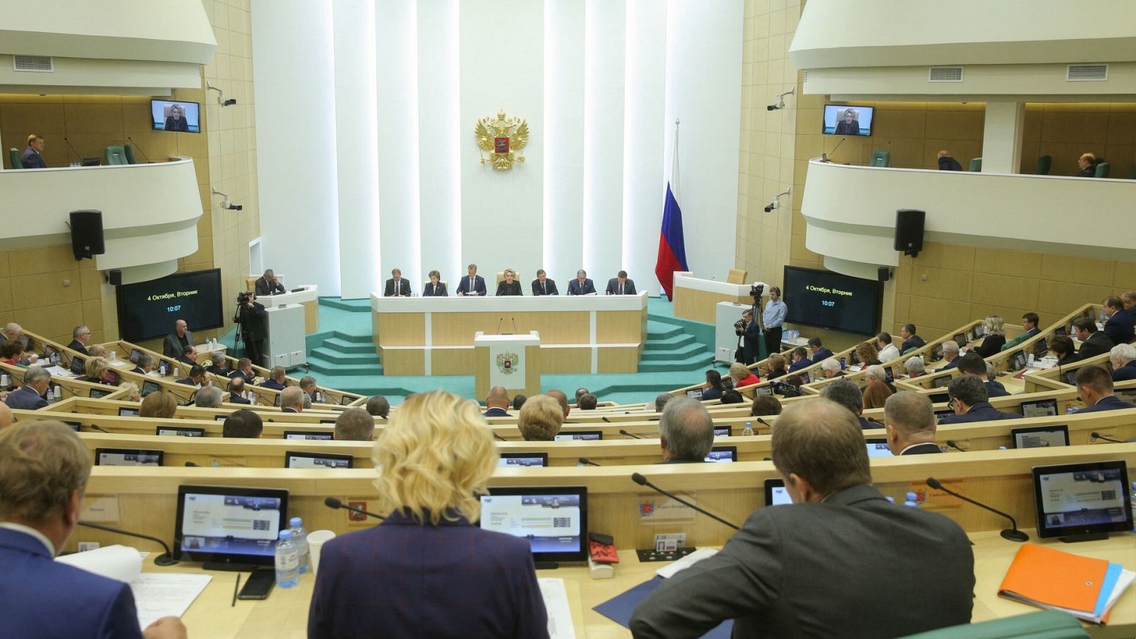 El Consejo de la Federación Rusa (Senado) vota la anexión a Rusia de los territorios ucranianos ocupados por Rusia. Foto: Consejo de la Federación Rusa, vía Reuters.