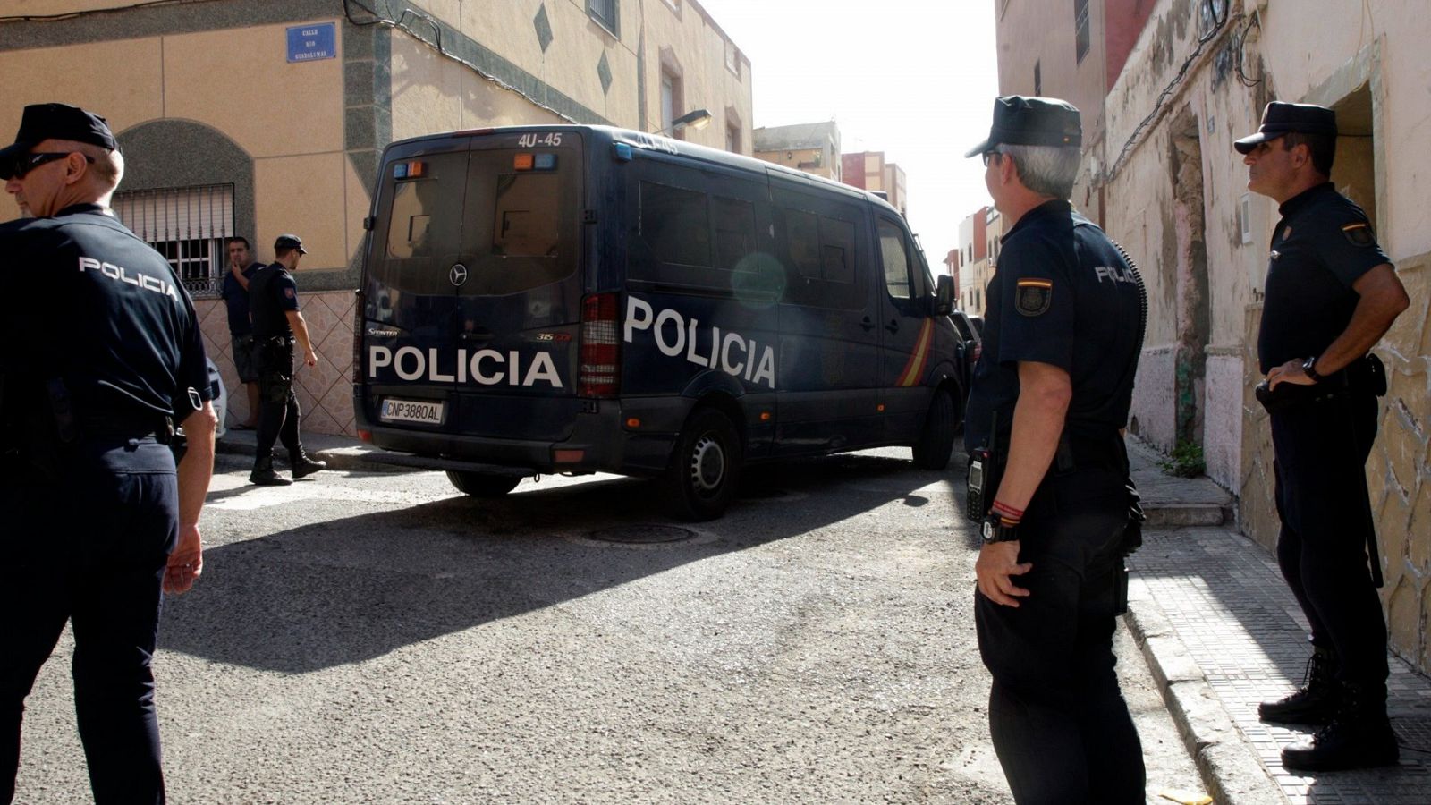 Efectivos de la Policía Nacional durante un registro en Melilla
