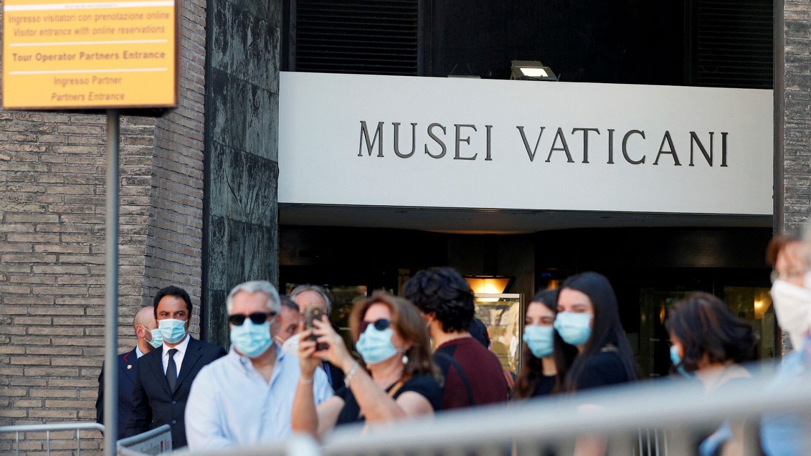 Un grupo de personas espera para entrar en un museo de la Ciudad del Vaticano