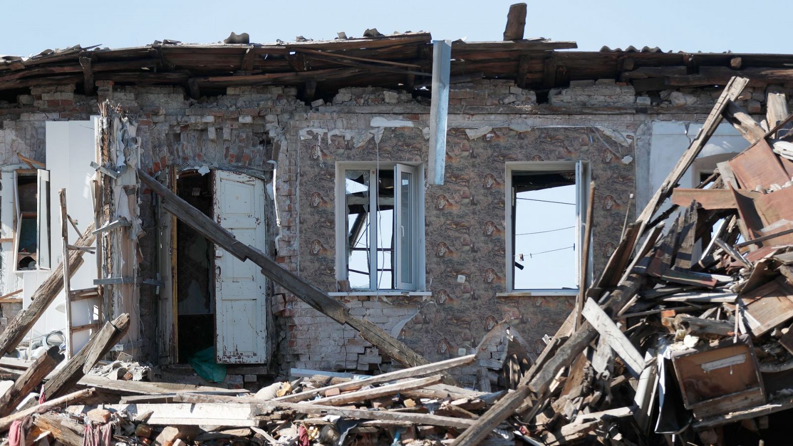 Un inmueble dañado por los bombardeos en la región ucraniana de Járkov