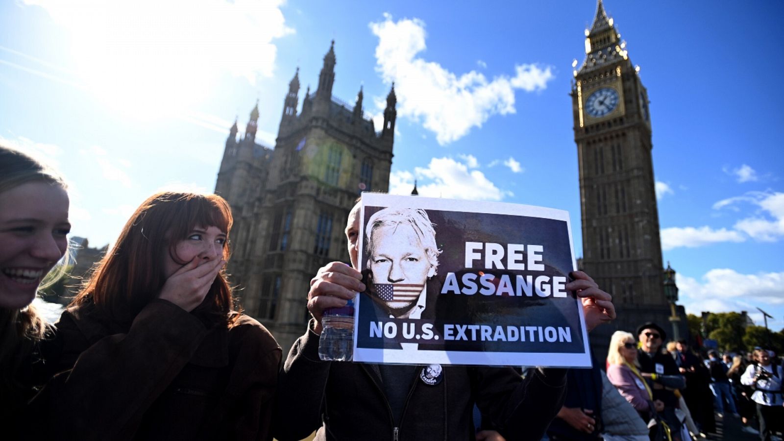 Una imagen de parte de la cadena humana que ha rodeado el Parlamento británico para pedir la liberación de Julian Assange.