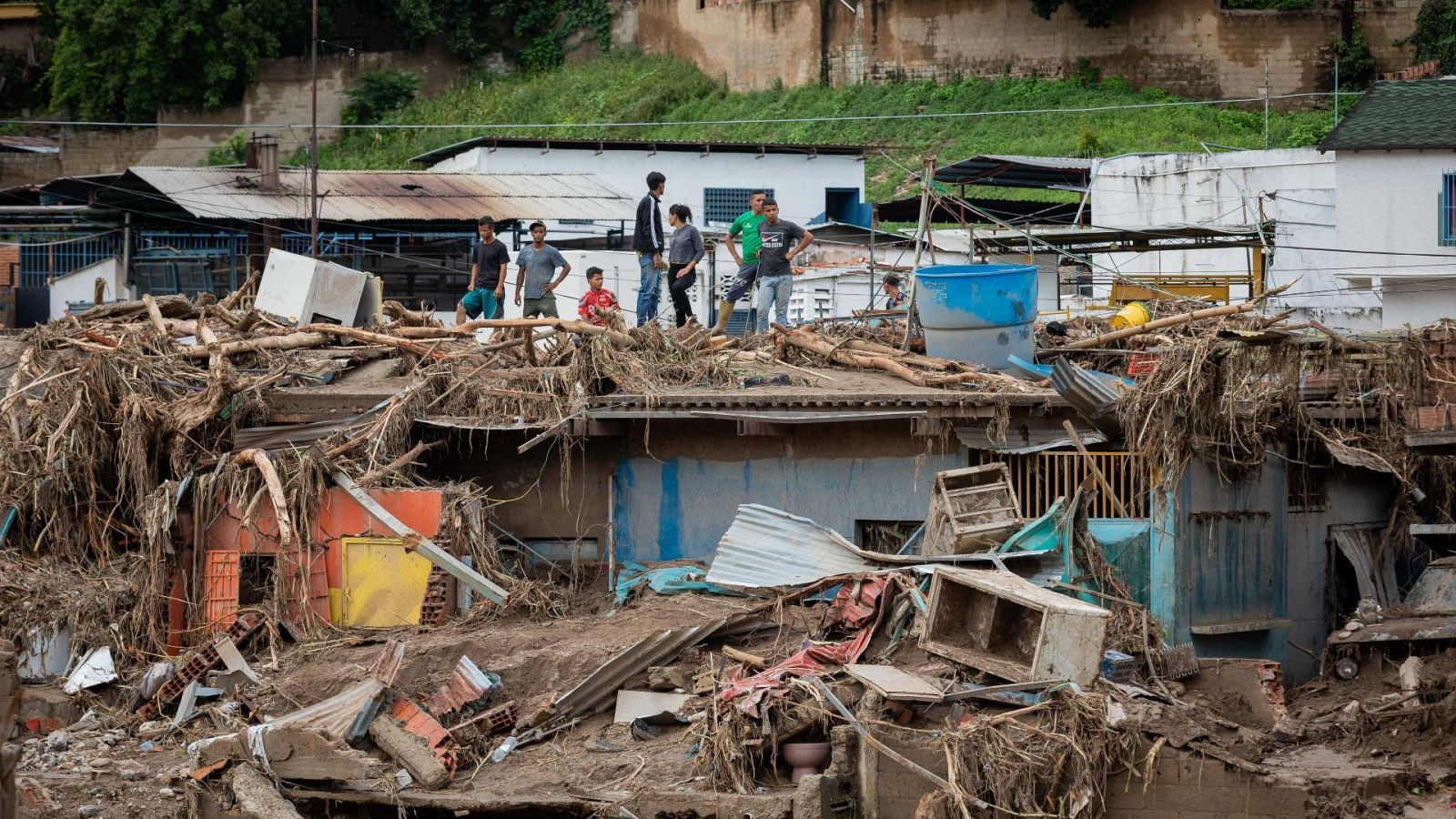 Rescatistas buscan a personas desaparecidas entre escombros tras las lluvias y el desbordamiento del Los Patos en Las Tejerias en Venezuela