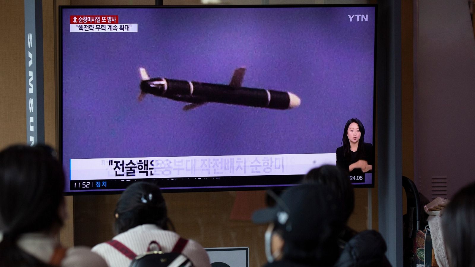 Un grupo de personas mira las noticias en una estación en Seúl, Corea del Sur