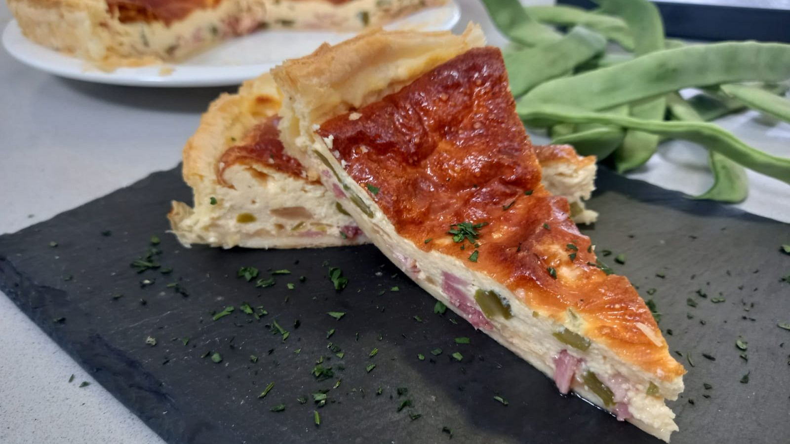 Quiche de lacón, judías verdes y cebolla caramelizada