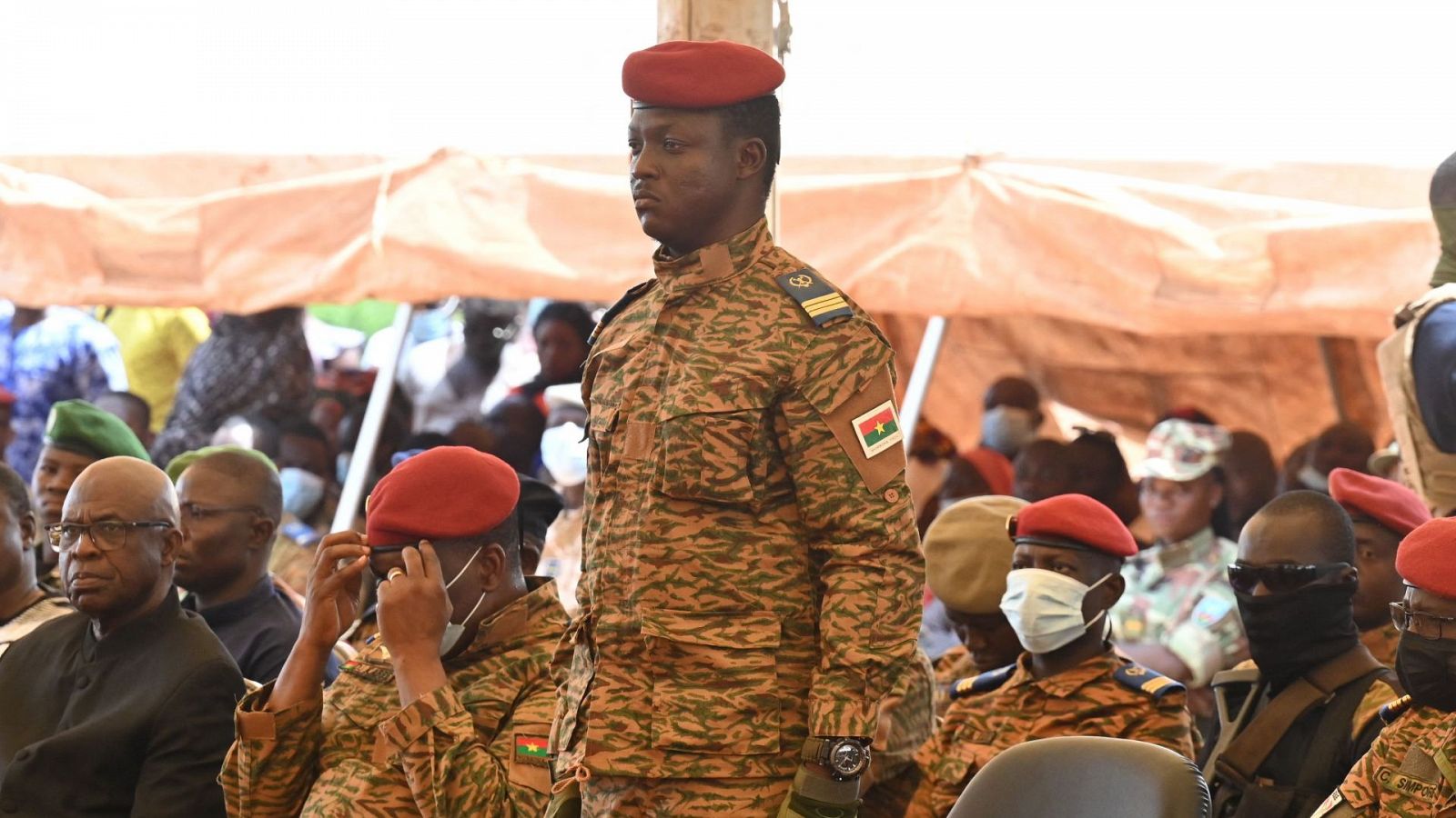 Imagen del capitán Ibrahim Traoré, nuevo "presidente de transición" en Burkina Faso.
