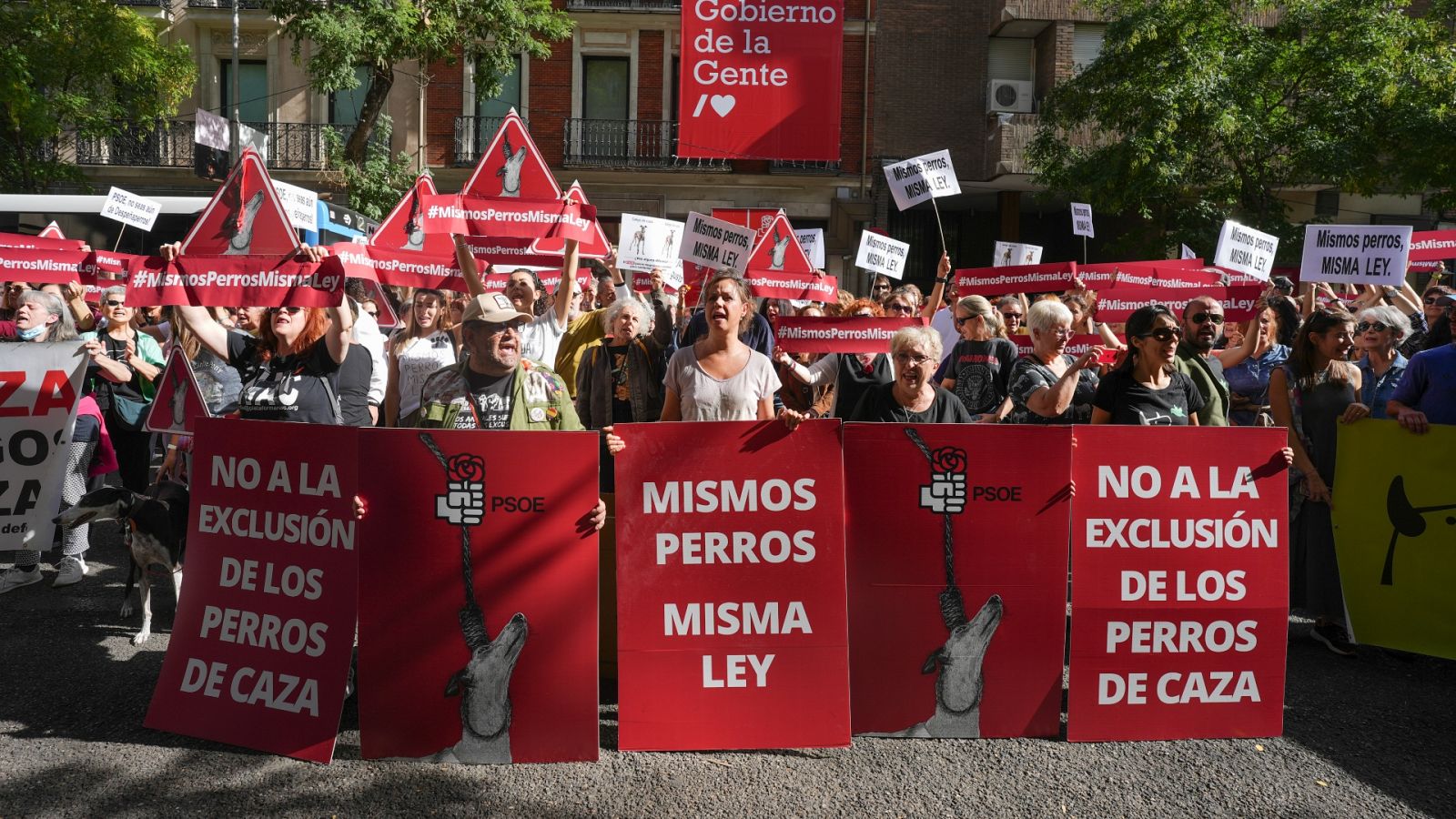 Animalistas se manifiestan frente a la sede del PSOE en Madrid