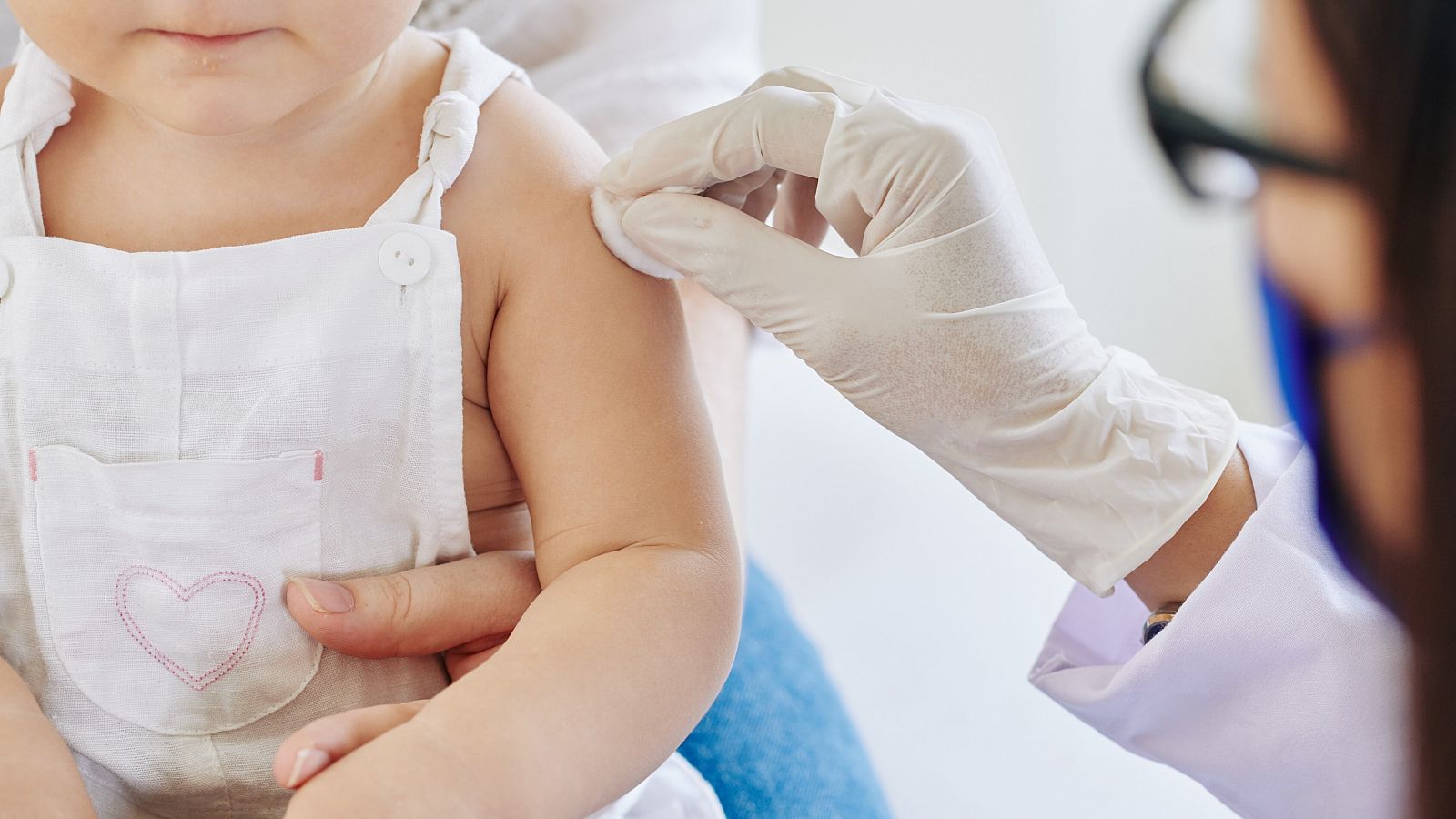 Los bebés a partir de seis meses podrán recibir la vacuna contra la COVID-19.