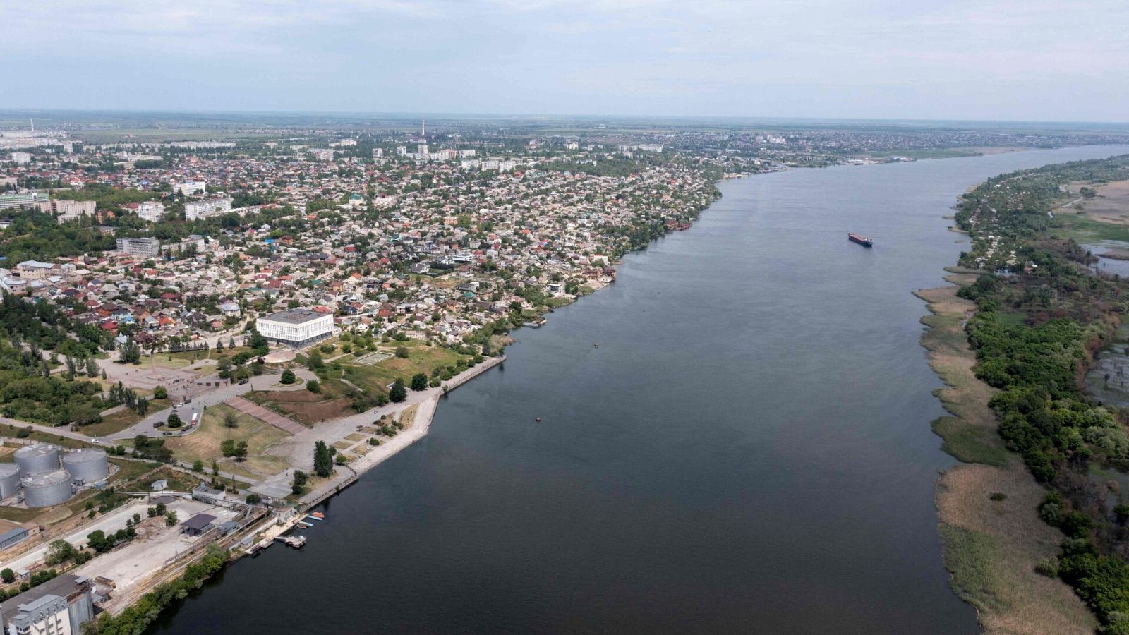 Imagen de archivo (mayo de 2022) con una vista aérea de la ciudad de Jersón, en Ucrania. Foto: Andrey BORODULIN / AFP