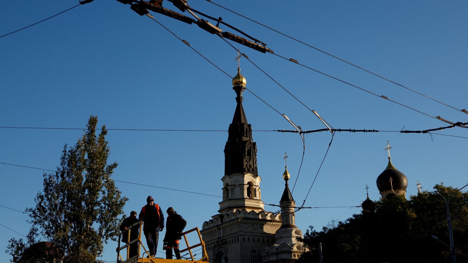 Trabajadores municipales revisan la red eléctrica del transporte antes de los posibles cortes de energía en Mykolaiv, Ucrania. REUTERS/Valentyn Ogirenko