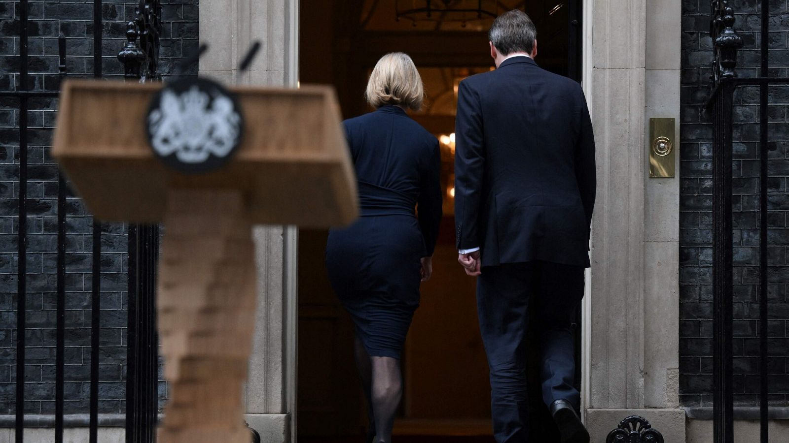 Liz Truss entre junto a su marido en el número 10 de Downing Street tras anunciar su dimisión como primera ministra de Reino Unido