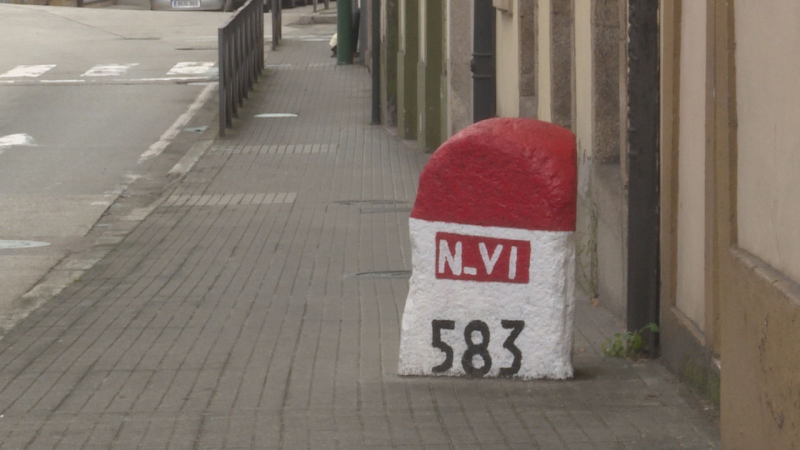 Mojón de carretera rehabilitado en Betanzos