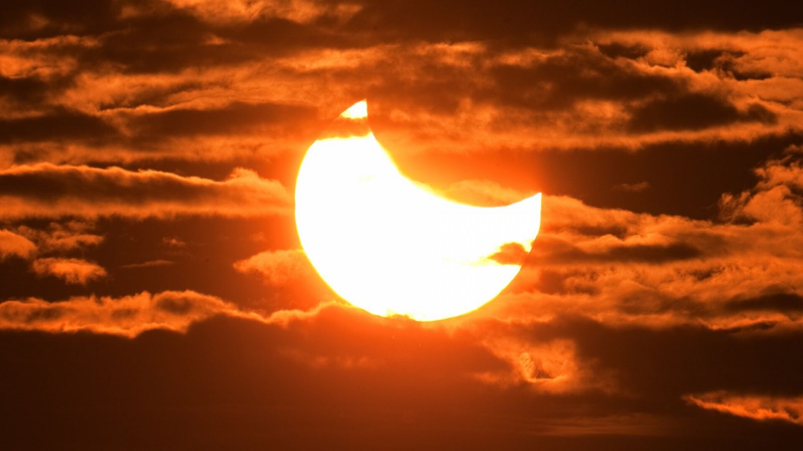 Imagen de un eclipse solar parcial como el que tendrá lugar el 25 de octubre de 2022