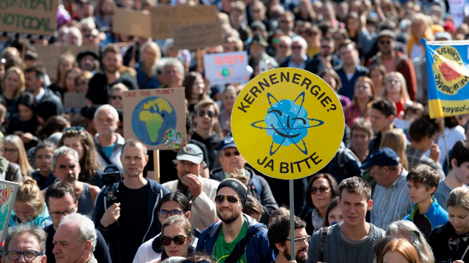 Carteles a favor y en contra de la nuclear en una manifestación en Múnich, Alemania
