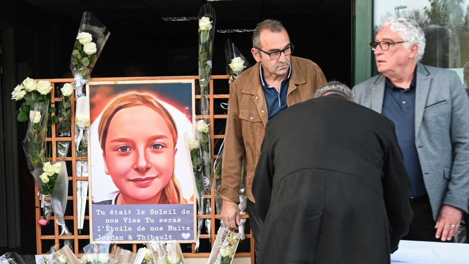 Ciudadanos depositan flores en un evento en homenaje a Lola, la menor asesinada en París