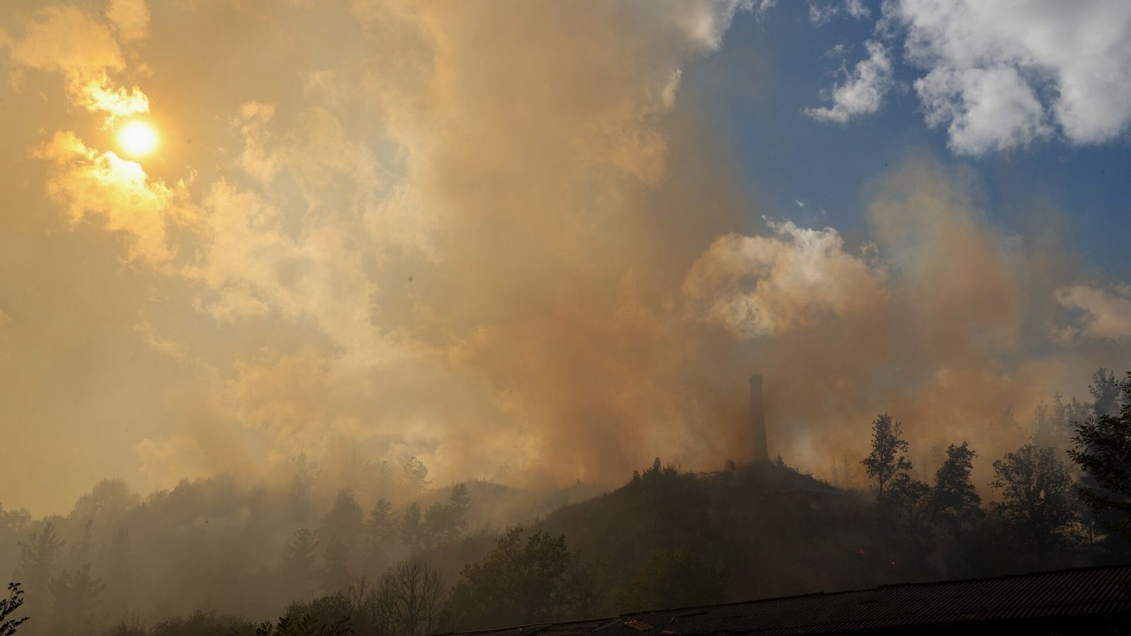 Un incendio con varios focos desatado en la zona de Balmaseda (Bizkaia) arrasa más de 500 hectáreas