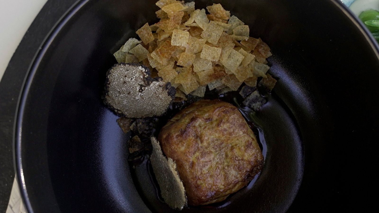 Receta de tortilla al cubo, jugo rústico de gallina y trufa de verano