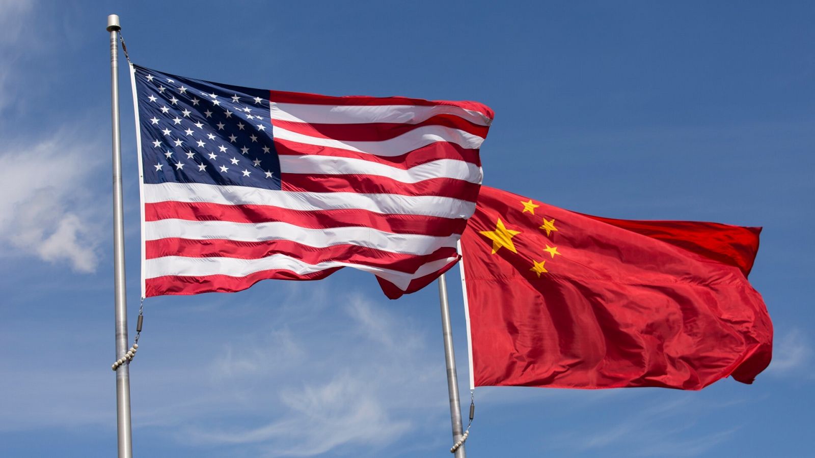 Las banderas de Estados Unidos y China en una imagen de archivo