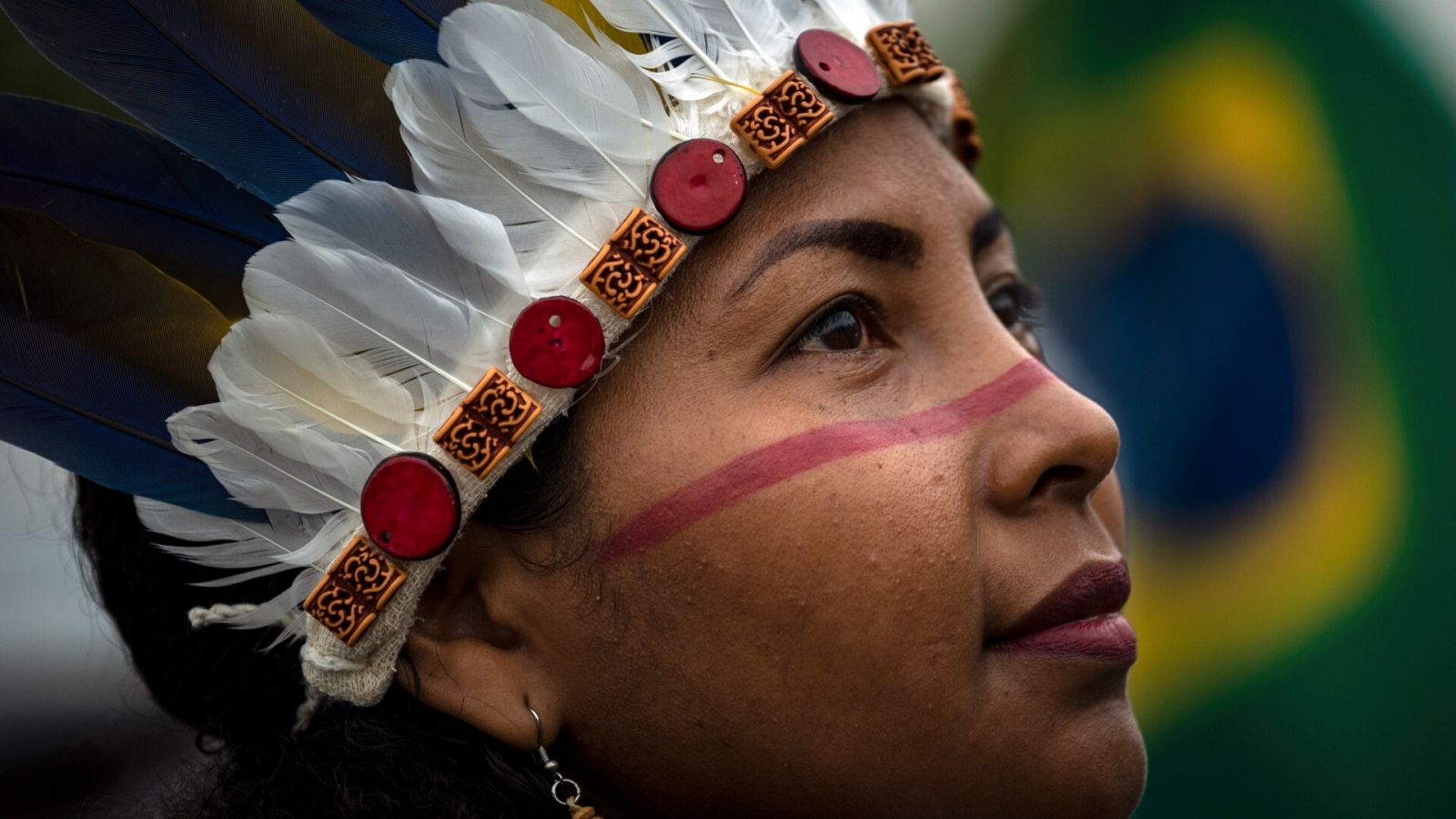 Activista indígena en una marcha para exigir el fin de la impunidad contra las agresiones que atribuyen a las "amenazas" del Gobierno de Jair Bolsonaro