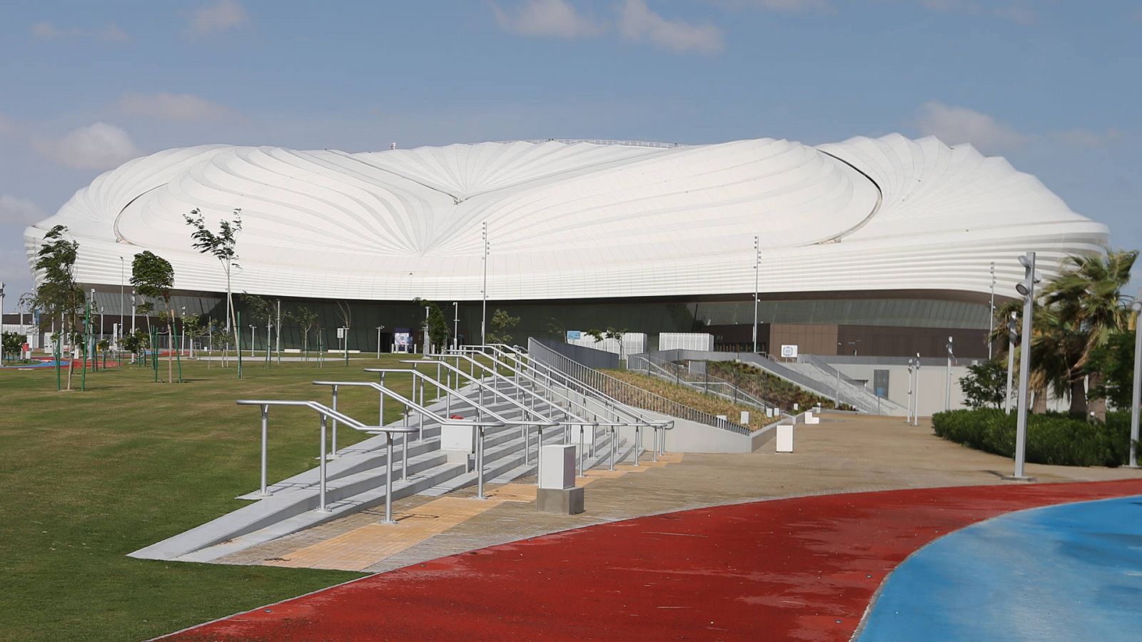 Vista del exerior del estadio Al Janoub antes del Mundial de Qatar 2022