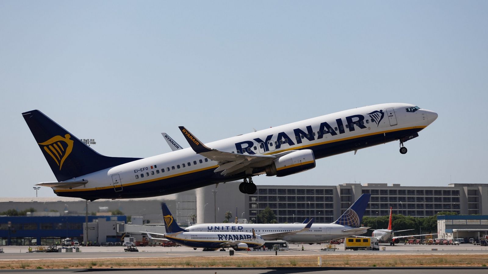 Rayanair convoca una huelga de asistentes del servicio en tierra en 22 aeropuertos españoles