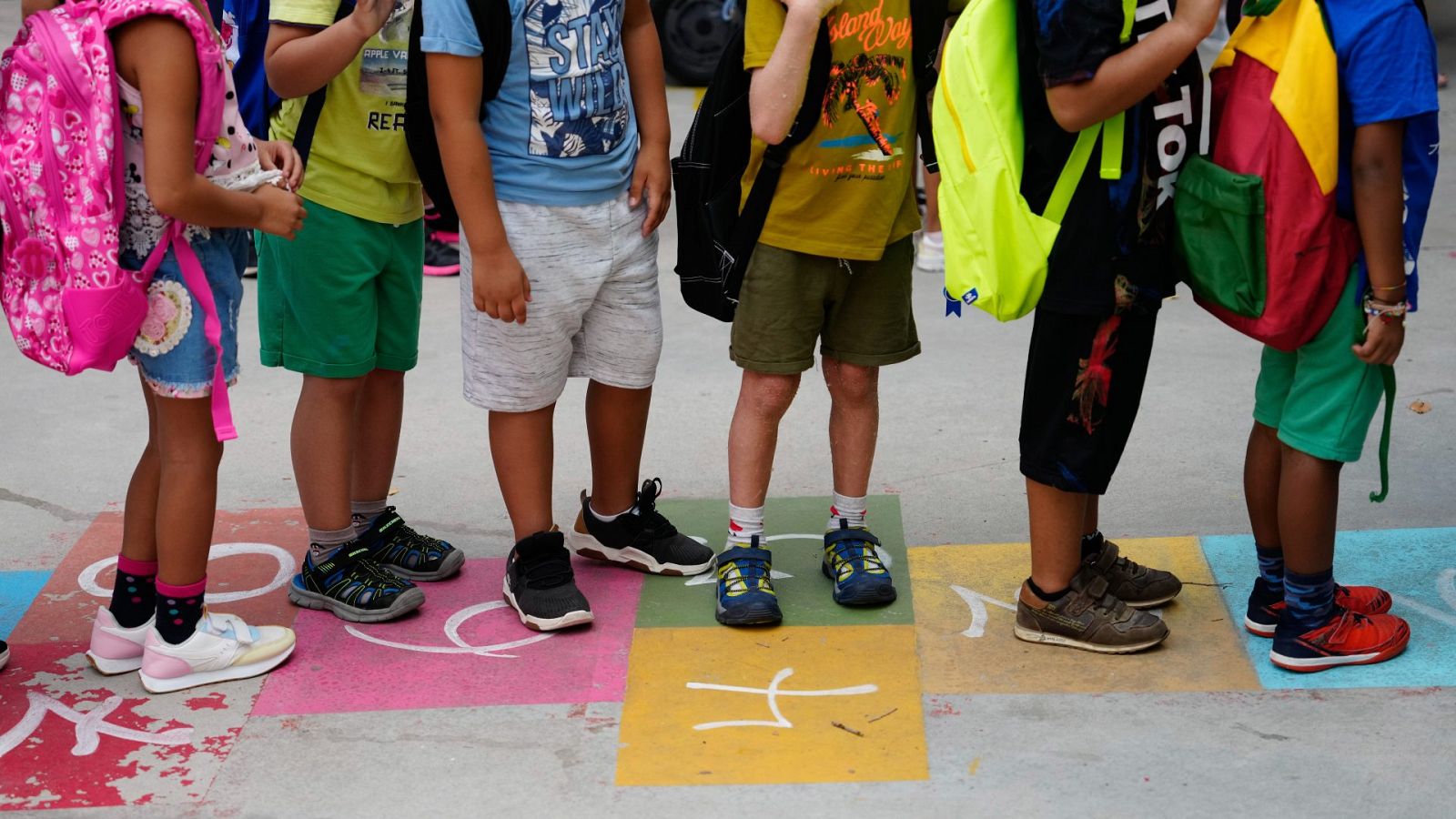 Fotografía de alumnos de un centro de primaria de Barcelona haciendo fila