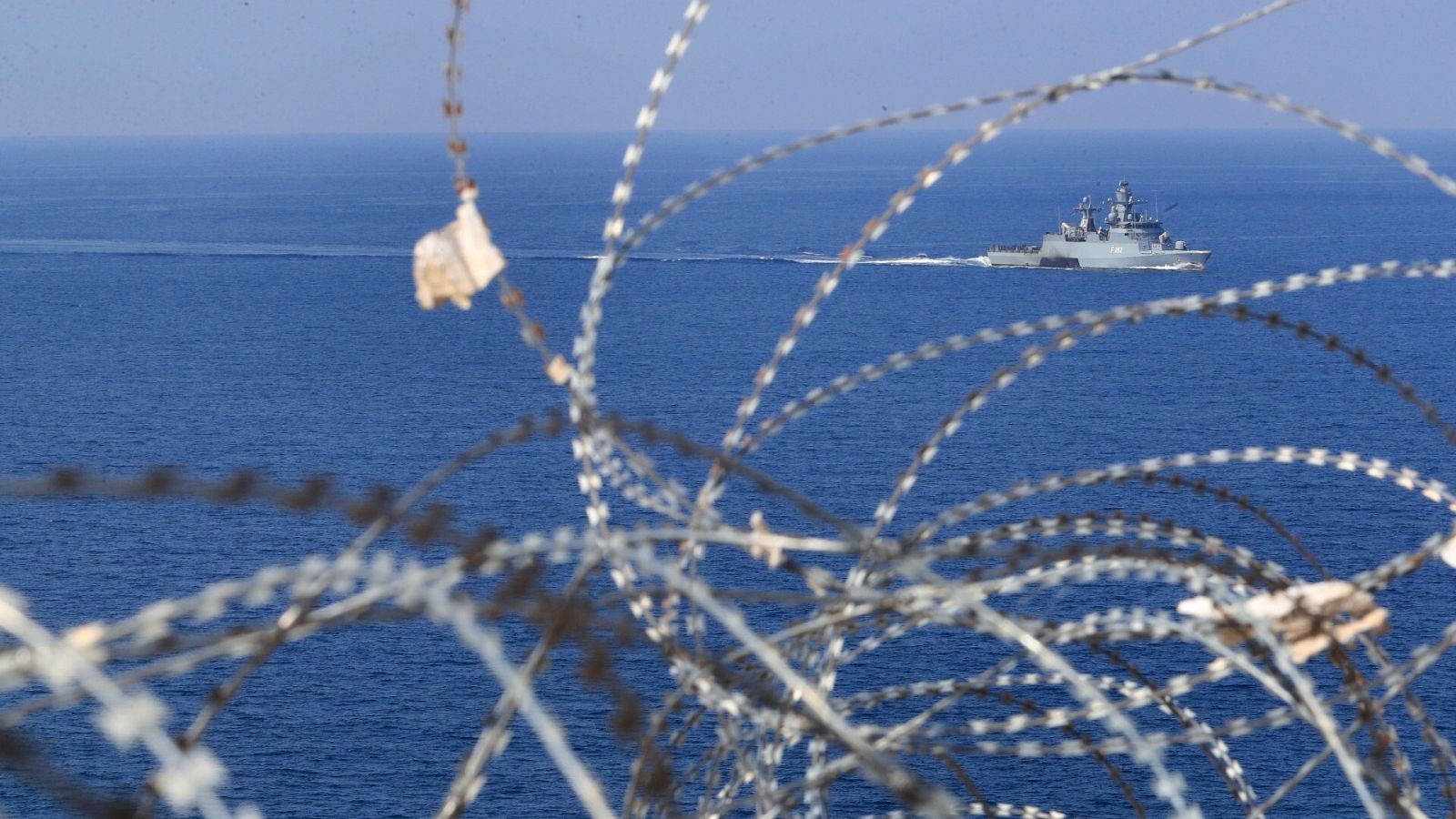 Un buque de la FPNUL visto desde un puesto de la ONU a lo largo de la frontera conocida como Ras Naqoura