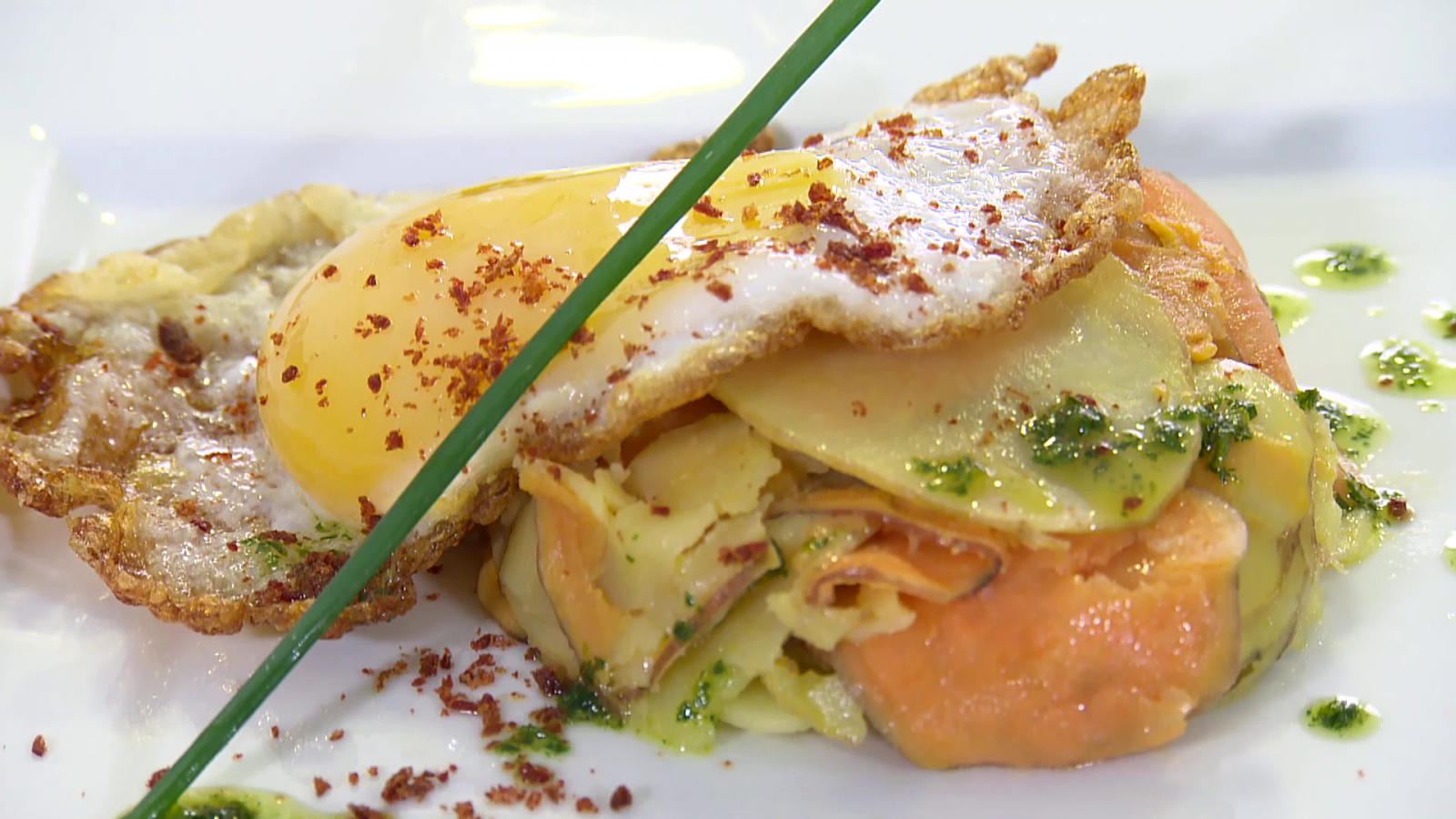 Huevo frito de oca sobre timbal de batata y patata