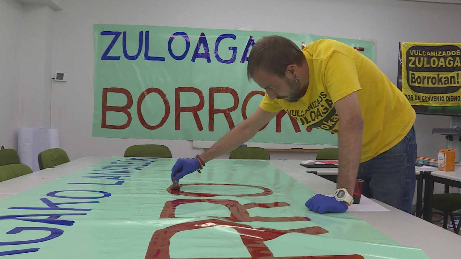 Trabajador de Vulcanizados Zuloaga pintando una pancarta relativa a la huelga que llevan a cabo desde hace más de un año
