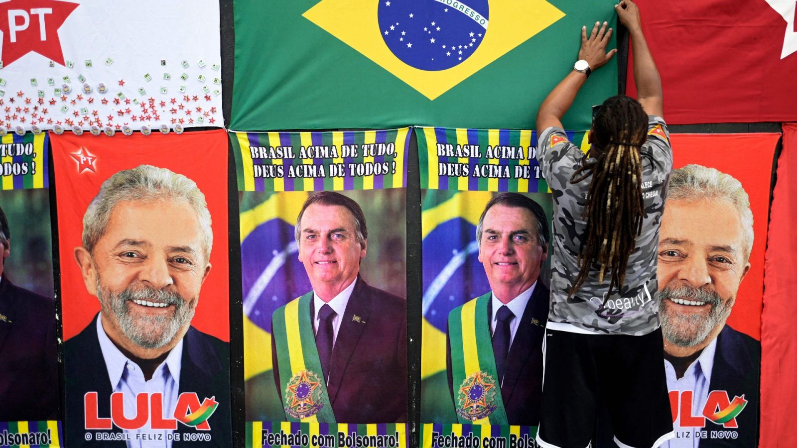 Toallas con las imágenes del presidente brasileño, Jair Bolsonaro, y el exmandatario y líder del Partido de los Trabajadores, Luiz Inácio Lula da Silva, en Brasil