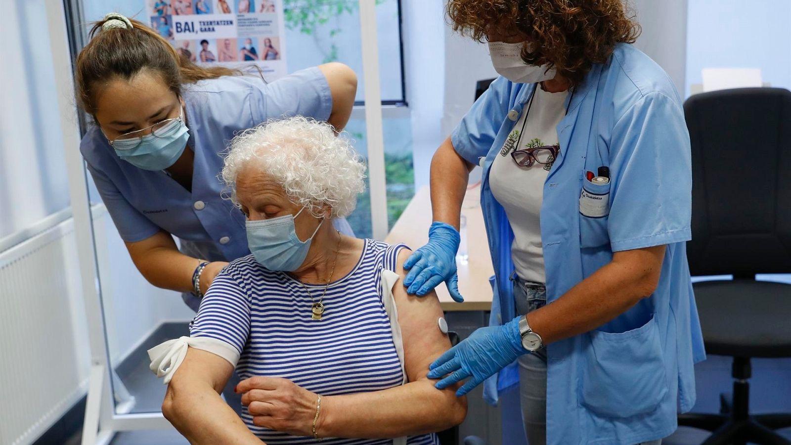 Una mujer recibe la doble vacunación contra la gripe y la COVID en el País Vasco