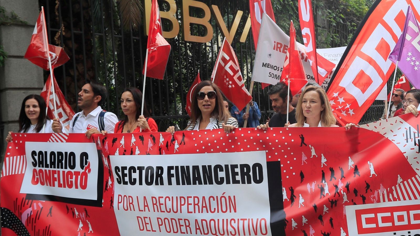 Concentración que los sindicatos CCOO, UGT y FINE han convocado contra la banca en Madrid