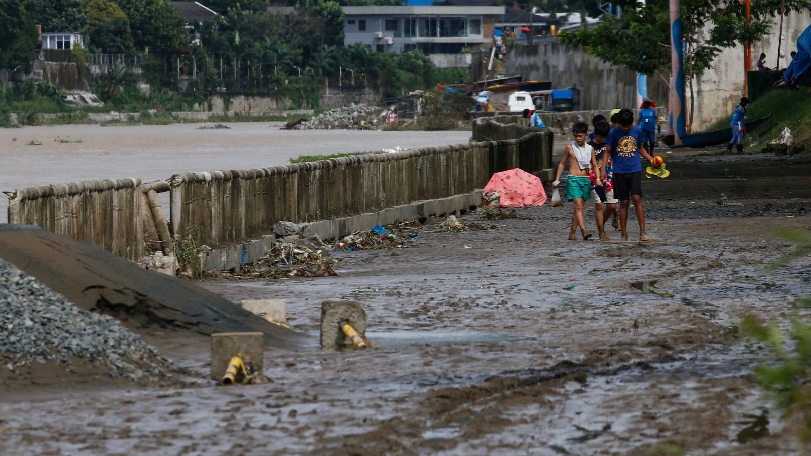 Niños caminando por el barro tras el tifón  'Nalgae' en Marikina City, Filipinas