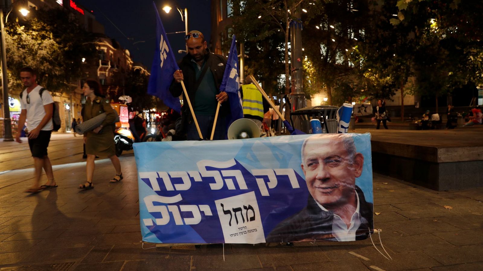 Un partidario del partido del ex primer ministro Benjamin Netanyahu