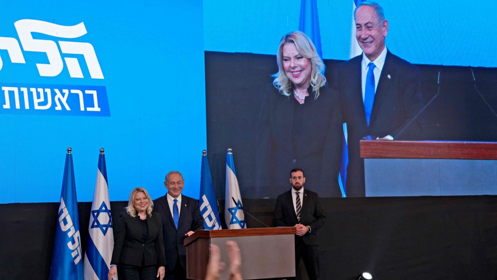 El ex primer ministro israelí y líder del Likud, Benjamín Netanyahu, con su esposa Sara, celebra el reultado de las elecciones en Israel. Foto: Menahem KAHANA / AFP