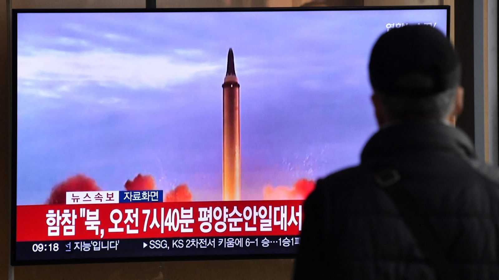 Una televisión muestra imágenes del lanzamiento de misiles de Corea del Norte