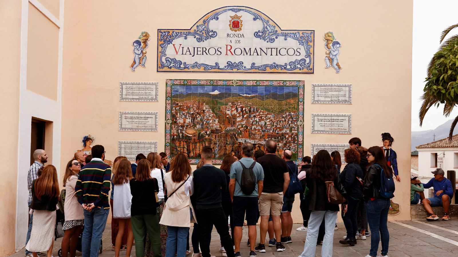 Turistas escuchando a su guía turística en Ronda