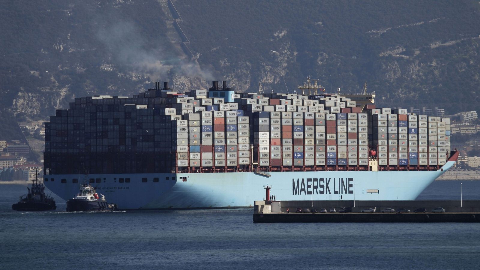 Barco de Maersk a la salida del puerto de Algeciras