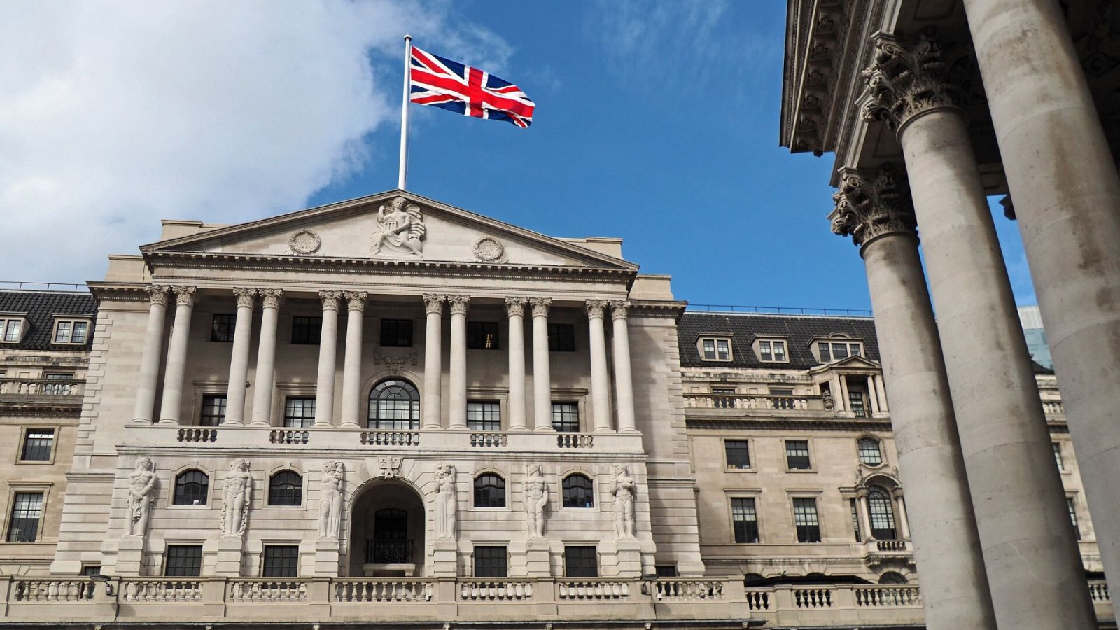 El Banco de Inglaterra sube los tipos de interés 0,75 puntos, hasta el 3%, el nivel más alto desde 2008