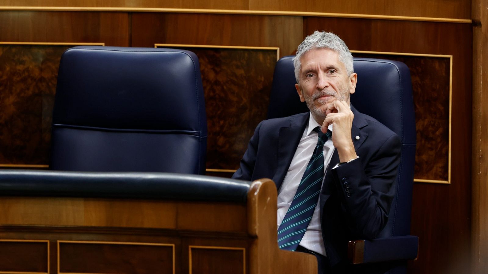 El ministro de Interior, Fernando Grande-Marlaska, sentado solo en su bancada durante un pleno del Congreso de los Diputados