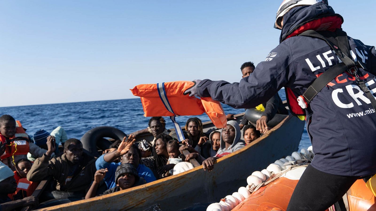 El barco de la ONG alemana Mission Lifeline rescata a un grupo de migrantes