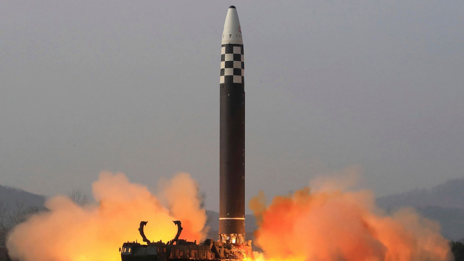 Imagen de archivo de un misil lanzado por Corea del Norte