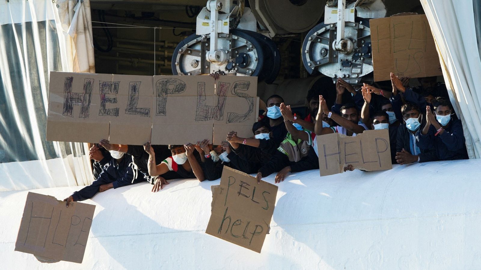 Migrantes que permanecen en el barco de rescate Geo Barents