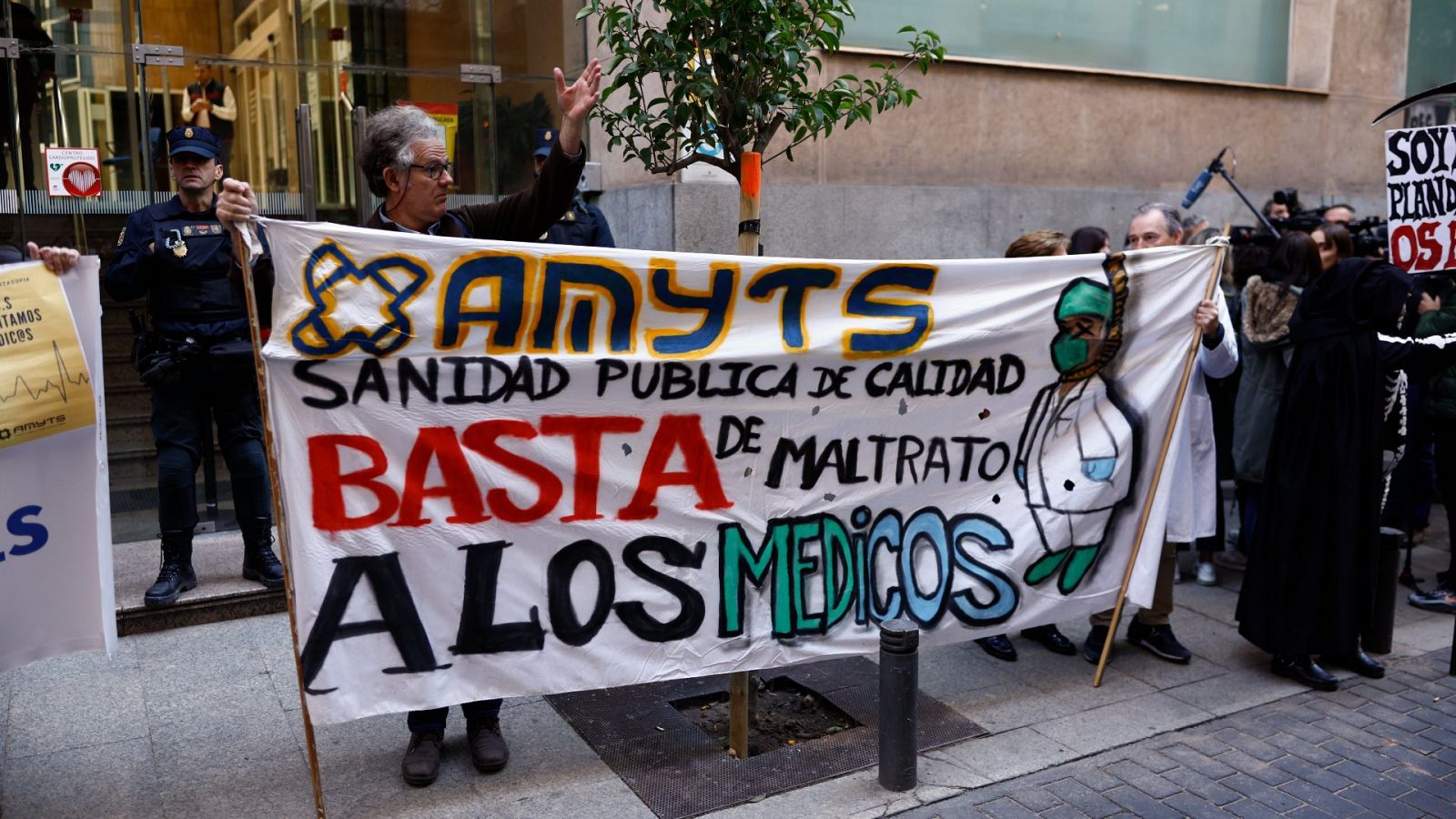 Médicos de urgencias extrahospitalarias de Atención Primaria de Madrid en una concentración frente a la sede de la Consejería de Sanidad