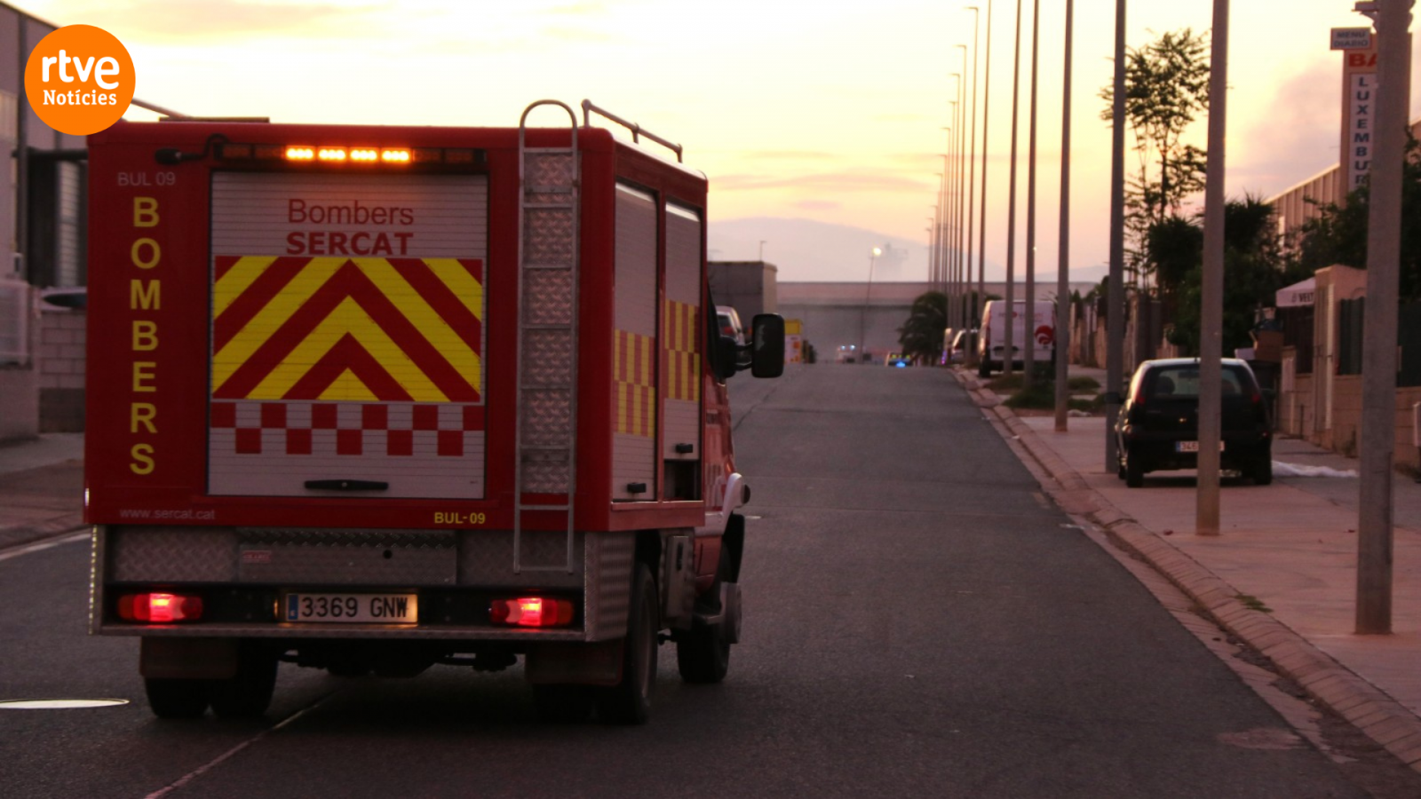 Un camió de Bombers al polígon industrial de Constantí