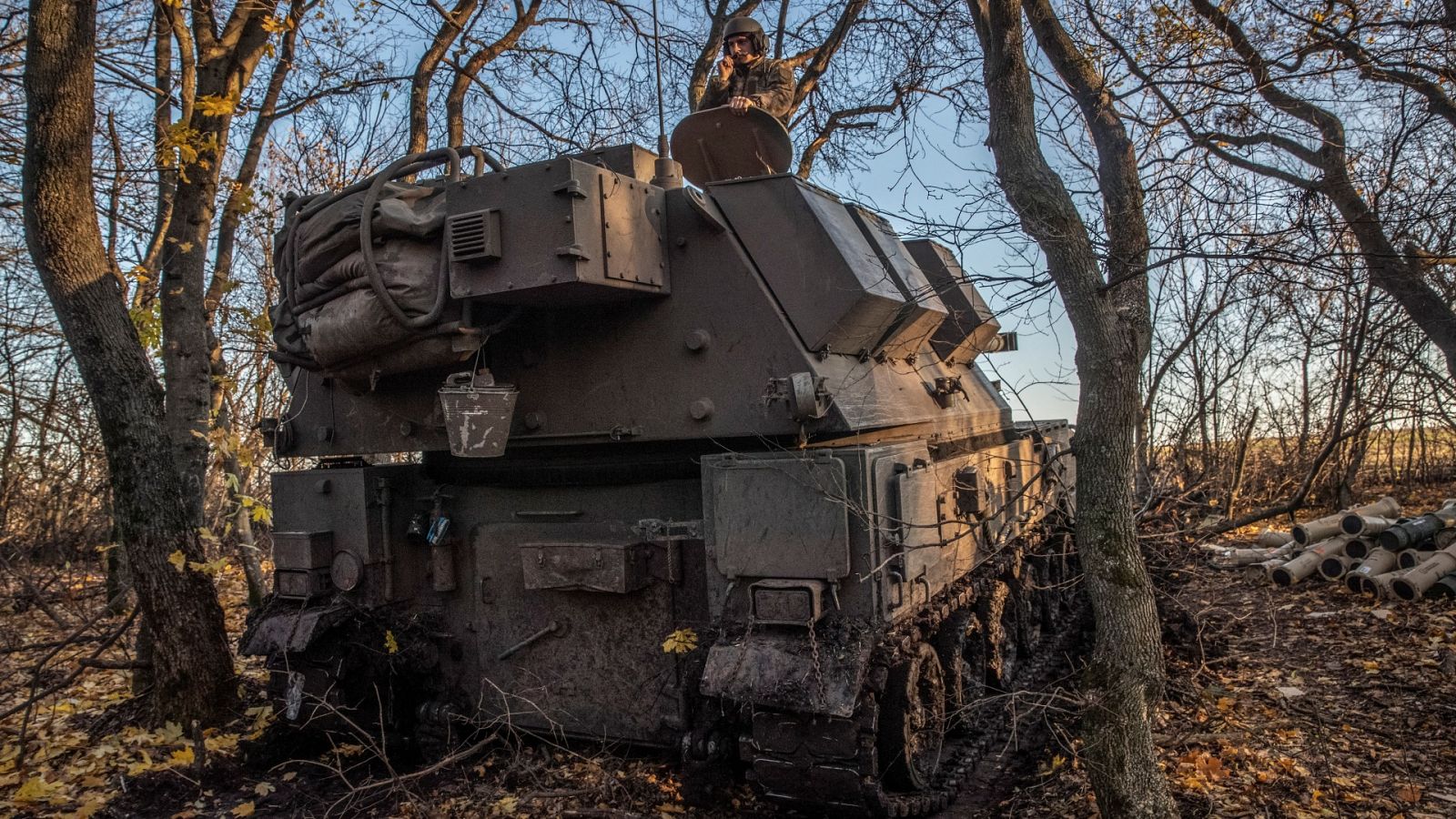 Imagen de un tanque ucraniano en el campo de batalla